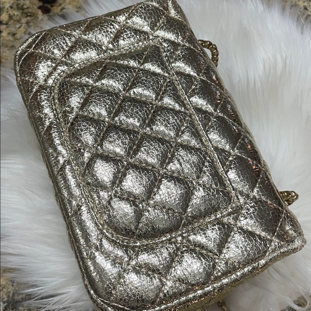 Elegant Gold Quilted Women's Bag - Picture 10 of 13